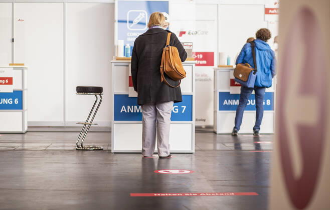 Nuremberg, NuernbergMesse, 27 12 2020, The first Corona vaccinations picture A patient is in front of a registration box Copyright: HMBxMedia JulienxBecker