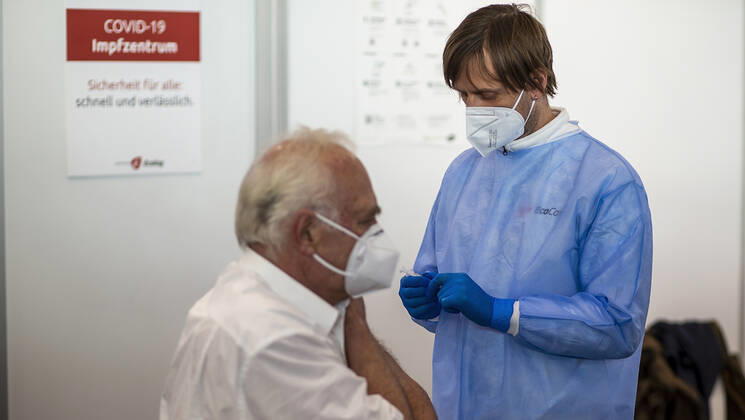 Nuremberg, NuernbergMesse, 27 12 2020, The first Corona vaccinations picture The patient on the left is vaccinated by the doctor on the right Copyright: HMBxMedia JulienxBecker
