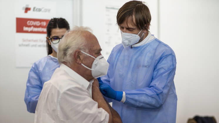 Nuremberg, NuernbergMesse, 27 12 2020, The first Corona vaccinations picture The patient on the left is vaccinated by the doctor on the right Copyright: HMBxMedia JulienxBecker