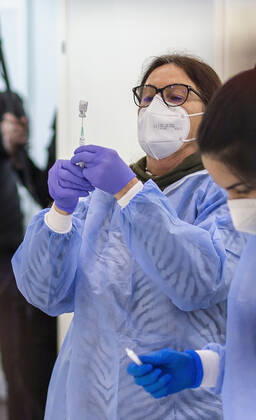 Nuremberg, NuernbergMesse, 27 12 2020, The first Corona vaccinations picture The staff prepares the vaccine Copyright: HMBxMedia JulienxBecker