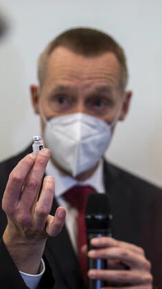 Nuremberg, NurembergMesse, 27 12 2020, The first Corona vaccinations Picture Dr Thomas Liedtke Medical Director of Ecolog Germany holds a vaccine can in his hand Copyright: HMBxMedia JulienxBecker
