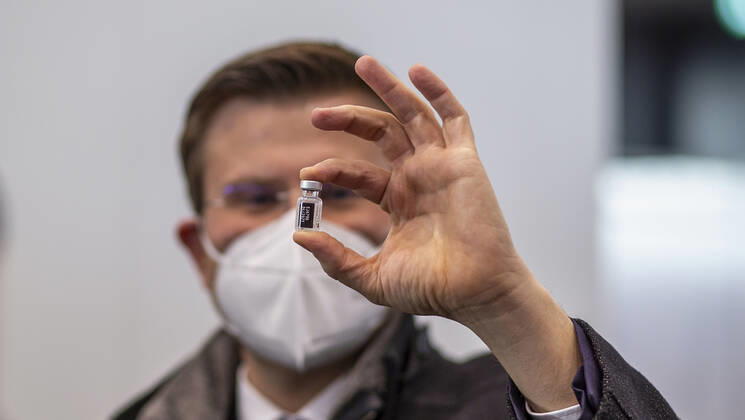Nuremberg, NurembergMesse, 27 12 2020, The first Corona vaccinations Picture Marcus Koenig mayor of the city of Nuremberg holds a vaccine can in his hand Copyright: HMBxMedia JulienxBecker