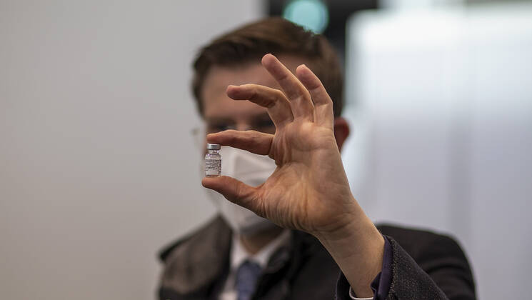 Nuremberg, NurembergMesse, 27 12 2020, The first Corona vaccinations Picture Marcus Koenig mayor of the city of Nuremberg holds a vaccine can in his hand Copyright: HMBxMedia JulienxBecker