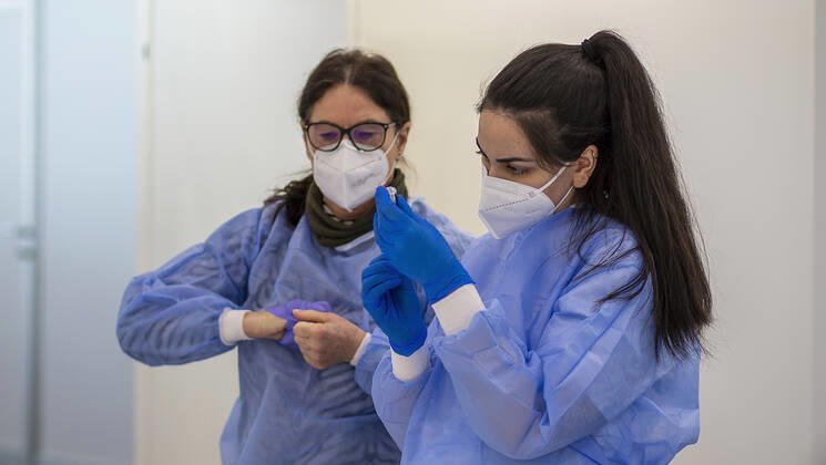 Nuremberg, NuernbergMesse, 27 12 2020, The first Corona vaccinations picture The staff prepares the vaccine Copyright: HMBxMedia JulienxBecker