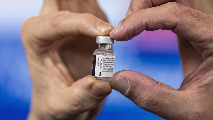 Nuremberg, NuernbergMesse, 27 12 2020, The first Corona vaccinations picture A vaccine can from Pfizer BioNtech Copyright: HMBxMedia JulienxBecker
