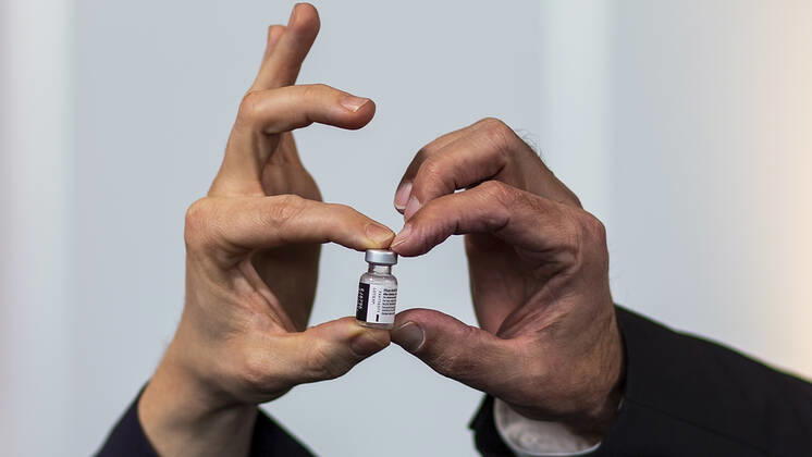 Nuremberg, NuernbergMesse, 27 12 2020, The first Corona vaccinations Picture A vaccine can is held by two different hands Copyright: HMBxMedia JulienxBecker