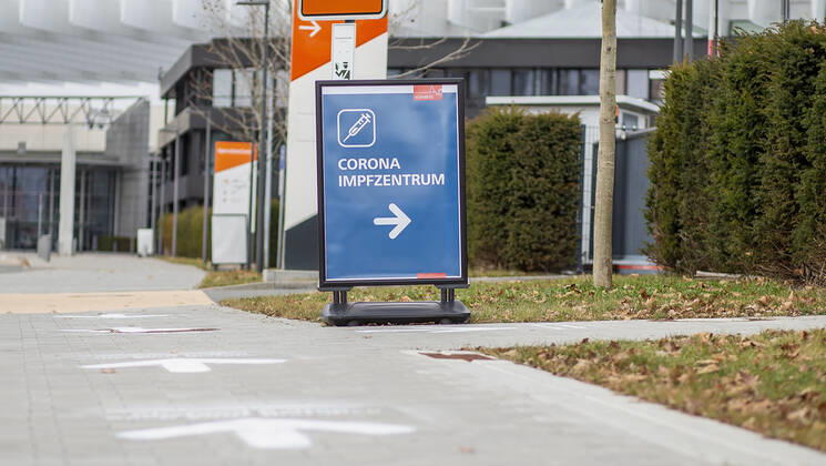 Nuremberg, NuernbergMesse, 27 12 2020, The first Corona vaccinations Picture A sign showing the way to the Corona vaccination center. Copyright: HMBxMedia JulienxBecker