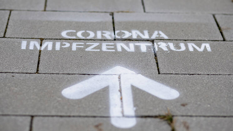Nuremberg, NuernbergMesse, 27 12 2020, The First Corona Vaccinations Image An arrow on the floor navigating the way to the Corona Vaccination Center. Copyright: HMBxMedia JulienxBecker
