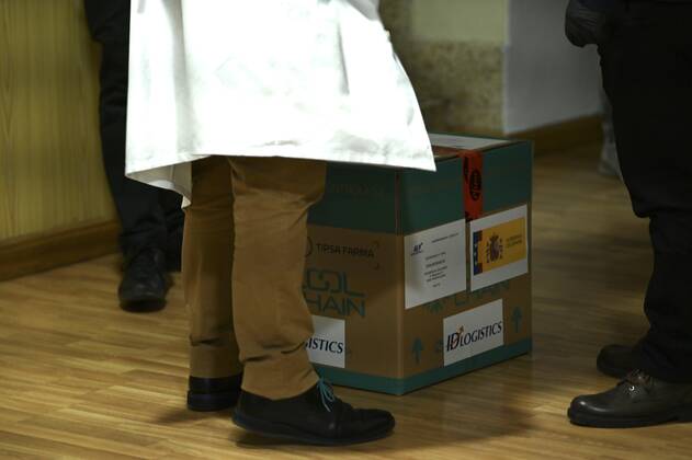 Box with the doses of the vaccine against Covid-19 during the first day of vaccination, at the Los Olmos retirement home in Guadalajara, Castilla La-Mancha (Spain), on 27 December 2020. The first doses of the vaccine developed by Pfizer and BioNtech laboratories arrived in Spain yesterday, December 26, at a Pfizer warehouse in Guadalajara by land from Puurs (Belgium). Starting Monday, weekly deliveries will be made to the autonomous communities with an average of 350,000 doses prioritized for four population groups: residents and health and social-health personnel in homes for the elderly and disabled; front-line health personnel; other health and social-health personnel and large non-institutionalized dependents. 27 DECEMBER 2020 Moncloa 1 Copyright: xMoncloax 3494861