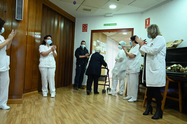 Araceli, who was 96 years old when she left, is the first woman to be vaccinated against Covid-19 on the first day of vaccination, at the Los Olmos retirement home in Guadalajara, Castilla La-Mancha (Spain), on 27 December 2020. The first doses of the vaccine developed by Pfizer and BioNtech laboratories arrived in Spain yesterday, December 26, at a Pfizer warehouse in Guadalajara by land from Puurs (Belgium). From Monday, weekly deliveries will be made to the autonomous communities with an average of 350,000 doses prioritized for four population groups: residents and health and social-health personnel in homes for the elderly and disabled; front-line health personnel; other health and social-health personnel and large non-institutionalized Copyright: xMoncloax 3494870
