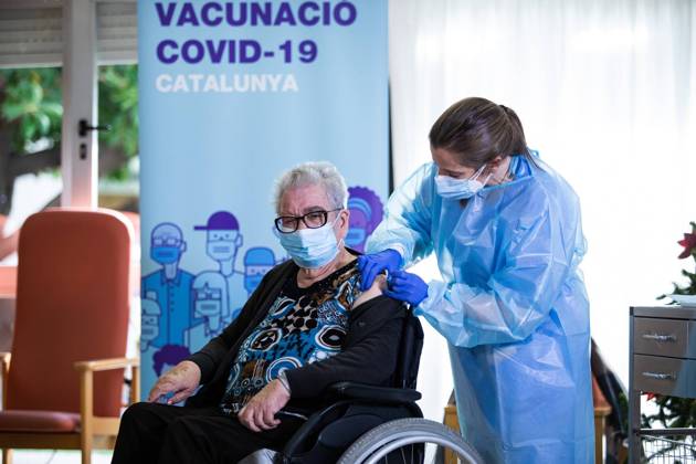 Josefa PÃ rez, 89, is the first woman to be vaccinated in Catalonia, during the first day of vaccination in Spain, at the Feixa Llarga retirement home in L Hospitalet de Llobregat, Barcelona (Spain), on 27 December 2020. The first doses of the vaccine developed by Pfizer and BioNtech laboratories arrived in Spain yesterday, December 26, at a Pfizer warehouse in Guadalajara by land from Puurs (Belgium). Starting Monday, weekly deliveries will be made to the autonomous communities with an average of 350,000 doses prioritized for four population groups: residents and health and social-health personnel in homes for the elderly and disabled; front-line health personnel; other health and social-health personnel and large non-institutionalized dep Copyright: xPauxVenteox 3494889