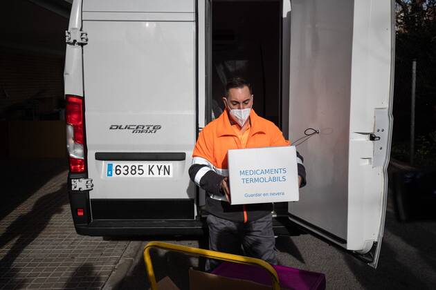 An operator carries the box with the doses of the Covid-19 vaccine, during the first day of vaccination in Spain, in the Feixa Llarga retirement home in L Hospitalet de Llobregat, Barcelona (Spain), on December 27, 2020. The first doses of the vaccine developed by Pfizer and BioNtech laboratories arrived in Spain yesterday, December 26, at a Pfizer warehouse in Guadalajara by land from Puurs (Belgium). Starting Monday, weekly deliveries will be made to the autonomous communities with an average of 350,000 doses prioritized for four population groups: residents and health and social-health personnel in homes for the elderly and disabled; front-line health personnel; other health and social-health personnel and large non-institutionalized dep Copyright: xPauxVenteox 3494906