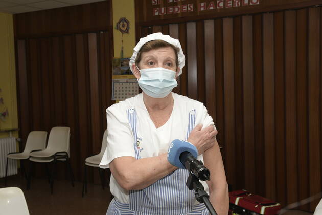 A cook at the centre, Juli, gives a statement to the media after being vaccinated, after the first man in La Rioja to be vaccinated, during the first day of vaccination against Covid-19 in Spain, at the Hogar Madre de Dios in Haro, La Rioja, Spain, on 27 December 2020. The first doses of the vaccine developed by Pfizer and BioNtech laboratories arrived in Spain yesterday, December 26, at a Pfizer warehouse in Guadalajara by land from Puurs (Belgium). Starting Monday, weekly deliveries will be made to the autonomous communities with an average of 350,000 doses prioritized for four population groups: residents and health and social-health personnel in homes for the elderly and disabled; front-line health personnel; other health and social-h Copyright: xSHOWxFotografiax 3494966