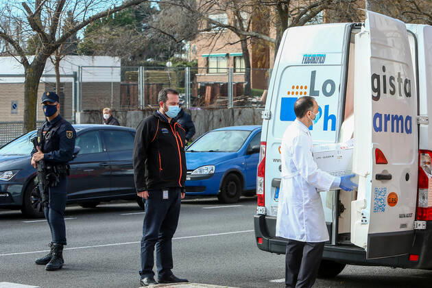 The health personnel of the residence collect the box with the doses of the vaccine during the first day of vaccination against Covid-19 in Spain, in the Vallecas residence for the elderly, belonging to the Madrid Agency for Social Care (AMAS), in Madrid (Spain), on 27 December 2020. The first 1,200 doses are administered in two more residences in the capital, the La Azaleas residence of the ASISPA Group in Ciudad Lineal and the Parque Almansa residence of the Ballesol Group in Moncloa Aravaca. The doses of the vaccine developed by Pfizer and BioNtech laboratories arrived in Spain yesterday, December 26th, at a Pfizer warehouse in Guadalajara by land from Puurs (Belgium). From Monday, weekly deliveries will be made to the autonomous communi Copyright: xLagenciaEPxPRESS R.Rubio.POOLx 3494981