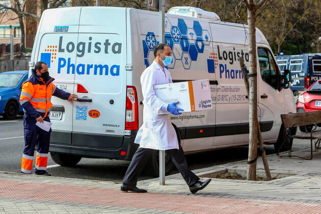 The health personnel of the residence collect the box with the doses of the vaccine during the first day of vaccination against Covid-19 in Spain, in the Vallecas residence for the elderly, belonging to the Madrid Agency for Social Care (AMAS), in Madrid (Spain), on 27 December 2020. The first 1,200 doses are administered in two more residences in the capital, the La Azaleas residence of the ASISPA Group in Ciudad Lineal and the Parque Almansa residence of the Ballesol Group in Moncloa Aravaca. The doses of the vaccine developed by Pfizer and BioNtech laboratories arrived in Spain yesterday, December 26th, at a Pfizer warehouse in Guadalajara by land from Puurs (Belgium). From Monday, weekly deliveries will be made to the autonomous communi Copyright: xLagenciaEPxPRESS R.Rubio.POOLx 3494983