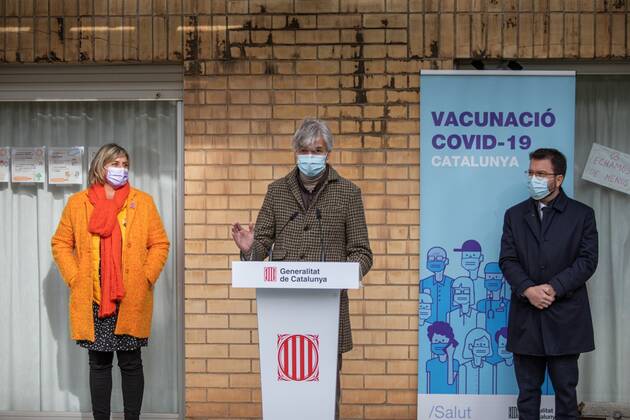 (L-R) conference given by the Minister of Health, Alba Vergà s, the Secretary of Public Health of the Generalitat, Josep Maria Argimon and the Vice-President of the Generalitat, Pere Aragones, during the first day of vaccination in Spain, at the Feixa Llarga retirement home in L Hospitalet de Llobregat, in Barcelona (Spain), on 27 December 2020. The first doses of the vaccine developed by Pfizer and BioNtech laboratories arrived in Spain yesterday, December 26, at a Pfizer warehouse in Guadalajara by land from Puurs (Belgium). Starting Monday, weekly deliveries will be made to the autonomous communities with an average of 350,000 doses prioritized for four population groups: residents and health and social-health personnel in homes for t Copyright: xPauxVenteox 3494984