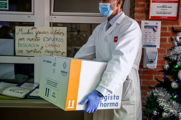 A health worker from the residence collects the box with the doses of the vaccine during the first day of vaccination against Covid-19 in Spain, in the Vallecas residence for the elderly, belonging to the Madrid Agency for Social Care (AMAS), in Madrid (Spain), on 27 December 2020. The first 1,200 doses are administered in two more residences in the capital, the La Azaleas residence of the ASISPA Group in Ciudad Lineal and the Parque Almansa residence of the Ballesol Group in Moncloa Aravaca. The doses of the vaccine developed by Pfizer and BioNtech laboratories arrived in Spain yesterday, December 26th, at a Pfizer warehouse in Guadalajara by land from Puurs (Belgium). From Monday, weekly deliveries will be made to the autonomous communiti Copyright: xLagenciaEPxPRESS R.Rubio.POOLx 3494991