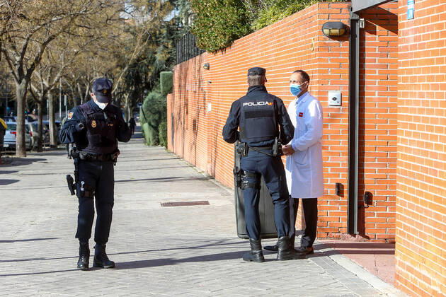 A health worker at the residence talks to a National Police officer before collecting the box with the doses of the vaccine on the first day of vaccination against Covid-19 in Spain, at the Vallecas retirement home, belonging to the Madrid Agency for Social Care (AMAS), in Madrid (Spain), on 27 December 2020. The first 1,200 doses are administered in two more residences in the capital, the La Azaleas residence of the ASISPA Group in Ciudad Lineal and the Parque Almansa residence of the Ballesol Group in Moncloa Aravaca. The doses of the vaccine developed by Pfizer and BioNtech laboratories arrived in Spain yesterday, December 26th, at a Pfizer warehouse in Guadalajara by land from Puurs (Belgium). From Monday, weekly deliveries will be made Copyright: xLagenciaEPxPRESS R.Rubio.POOLx 3494992