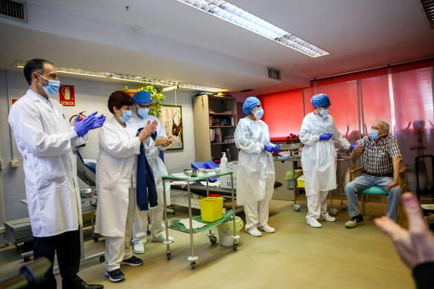 The health team applauds 72-year-old Nicanor after he became the first man in the Community of Madrid to be vaccinated against Covid-19 in Spain on the first day of vaccination, at the Vallecas retirement home belonging to the Madrid Social Care Agency (AMAS) in Madrid, Spain, on 27 December 2020. The first 1,200 doses are administered in two more residences in the capital, the La Azaleas residence of the ASISPA Group in Ciudad Lineal and the Parque Almansa residence of the Ballesol Group in Moncloa Aravaca. The doses of the vaccine developed by Pfizer and BioNtech laboratories arrived in Spain yesterday, December 26th, at a Pfizer warehouse in Guadalajara by land from Puurs (Belgium). From Monday, weekly deliveries will be made to the auto Copyright: xLagenciaEPxPRESS R.Rubio.POOLx 3495008