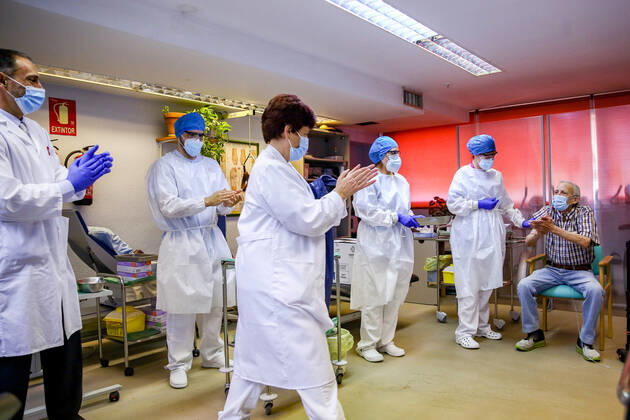 The health team applauds 72-year-old Nicanor after he became the first man in the Community of Madrid to be vaccinated against Covid-19 in Spain on the first day of vaccination, at the Vallecas retirement home belonging to the Madrid Social Care Agency (AMAS) in Madrid, Spain, on 27 December 2020. The first 1,200 doses are administered in two more residences in the capital, the La Azaleas residence of the ASISPA Group in Ciudad Lineal and the Parque Almansa residence of the Ballesol Group in Moncloa Aravaca. The doses of the vaccine developed by Pfizer and BioNtech laboratories arrived in Spain yesterday, December 26th, at a Pfizer warehouse in Guadalajara by land from Puurs (Belgium). From Monday, weekly deliveries will be made to the auto Copyright: xLagenciaEPxPRESS R.Rubio.POOLx 3495009