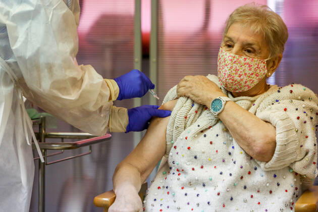 Maria is vaccinated in the Community of Madrid during the first day of vaccination against Covid-19 in Spain, at the Vallecas retirement home, belonging to the Madrid Agency for Social Care (AMAS), in Madrid (Spain), on 27 December 2020. The first 1,200 doses are administered in two more residences in the capital, the La Azaleas residence of the ASISPA Group in Ciudad Lineal and the Parque Almansa residence of the Ballesol Group in Moncloa Aravaca. The doses of the vaccine developed by Pfizer and BioNtech laboratories arrived in Spain yesterday, December 26th, at a Pfizer warehouse in Guadalajara by land from Puurs (Belgium). From Monday, weekly deliveries will be made to the autonomous communities with an average of 350,000 doses prioritiz Copyright: xLagenciaEPxPRESS R.Rubio.POOLx 3495030