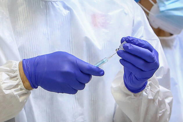A health worker injects the vaccine during the first day of vaccination against Covid-19 in Spain, in the Vallecas nursing home, belonging to the Madrid Agency for Social Care (AMAS), in Madrid (Spain), on 27 December 2020. The first 1,200 doses are administered in two more residences in the capital, the La Azaleas residence of the ASISPA Group in Ciudad Lineal and the Parque Almansa residence of the Ballesol Group in Moncloa Aravaca. The doses of the vaccine developed by Pfizer and BioNtech laboratories arrived in Spain yesterday, December 26th, at a Pfizer warehouse in Guadalajara by land from Puurs (Belgium). From Monday, weekly deliveries will be made to the autonomous communities with an average of 350,000 doses prioritized for four po Copyright: xLagenciaEPxPRESS R.Rubio.POOLx 3495040