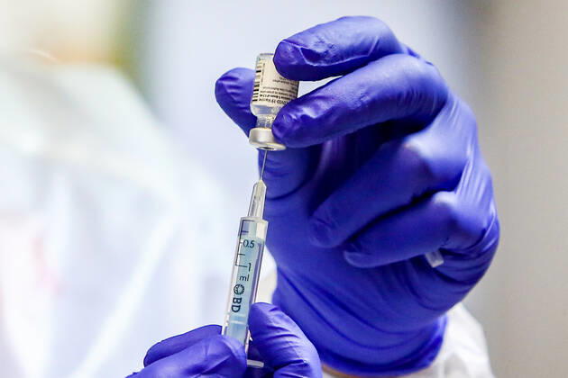 A health worker injects the vaccine during the first day of vaccination against Covid-19 in Spain, in the Vallecas nursing home, belonging to the Madrid Agency for Social Care (AMAS), in Madrid (Spain), on 27 December 2020. The first 1,200 doses are administered in two more residences in the capital, the La Azaleas residence of the ASISPA Group in Ciudad Lineal and the Parque Almansa residence of the Ballesol Group in Moncloa Aravaca. The doses of the vaccine developed by Pfizer and BioNtech laboratories arrived in Spain yesterday, December 26th, at a Pfizer warehouse in Guadalajara by land from Puurs (Belgium). From Monday, weekly deliveries will be made to the autonomous communities with an average of 350,000 doses prioritized for four po Copyright: xLagenciaEPxPRESS R.Rubio.POOLx 3495041