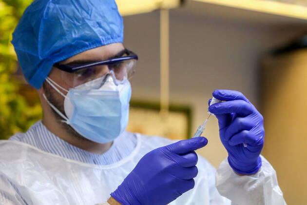 A health worker injects the vaccine during the first day of vaccination against Covid-19 in Spain, in the Vallecas nursing home, belonging to the Madrid Agency for Social Care (AMAS), in Madrid (Spain), on 27 December 2020. The first 1,200 doses are administered in two more residences in the capital, the La Azaleas residence of the ASISPA Group in Ciudad Lineal and the Parque Almansa residence of the Ballesol Group in Moncloa Aravaca. The doses of the vaccine developed by Pfizer and BioNtech laboratories arrived in Spain yesterday, December 26th, at a Pfizer warehouse in Guadalajara by land from Puurs (Belgium). From Monday, weekly deliveries will be made to the autonomous communities with an average of 350,000 doses prioritized for four po Copyright: xLagenciaEPxPRESS R.Rubio.POOLx 3495043