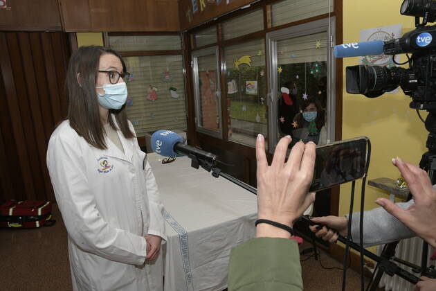 The director of the residence, Patricia Revuelta, offers statements to the media, after the first man to be vaccinated in La Rioja, during the first day of vaccination against Covid-19 in Spain, in the Hogar Madre de Dios in Haro, La Rioja (Spain), on December 27, 2020. The first doses of the vaccine developed by Pfizer and BioNtech laboratories arrived in Spain yesterday, December 26, at a Pfizer warehouse in Guadalajara by land from Puurs (Belgium). Starting Monday, weekly deliveries will be made to the autonomous communities with an average of 350,000 doses prioritized for four population groups: residents and health and social-health personnel in homes for the elderly and disabled; front-line health personnel; other health and social- Copyright: xSHOWxFotografiax 3495052