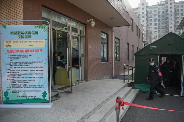 (210102) -- BEIJING, Jan. 2, 2021 -- People enter a healthcare center for COVID-19 vaccination in Beijing, capital of China, Jan. 2, 2021. Beijing started administering COVID-19 vaccines among specific groups of people with higher infection risks. Nine groups of people aged 18 to 59 will receive the vaccine before the Spring Festival of 2021, which falls on Feb. 12. These include frontline customs inspectors of imported cold-chain goods and personnel working in the overseas and domestic transportation sector. ) CHINA-BEIJING-COVID-19-VACCINATION (CN) PengxZiyang 