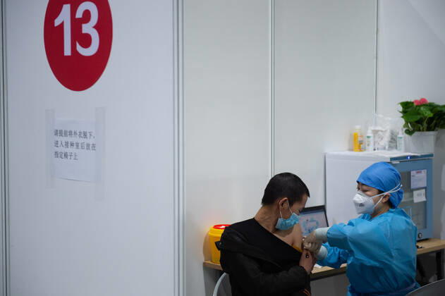 News Bilder des Tages (210102) -- BEIJING, Jan. 2, 2021 -- A medical worker injects a man with a COVID-19 vaccine at a temporary vaccination site in Beijing, capital of China, Jan. 2, 2021. Beijing started administering COVID-19 vaccines among specific groups of people with higher infection risks. Nine groups of people aged 18 to 59 will receive the vaccine before the Spring Festival of 2021, which falls on Feb. 12. These include frontline customs inspectors of imported cold-chain goods and personnel working in the overseas and domestic transportation sector. ) CHINA-BEIJING-COVID-19-VACCINATION (CN) ChenxZhonghao 