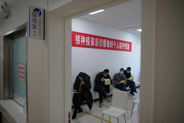(210102) -- BEIJING, Jan. 2, 2021 -- People sit for 30 minutes of observation after receiving COVID-19 vaccines at a healthcare center in Beijing, capital of China, Jan. 2, 2021. Beijing started administering COVID-19 vaccines among specific groups of people with higher infection risks. Nine groups of people aged 18 to 59 will receive the vaccine before the Spring Festival of 2021, which falls on Feb. 12. These include frontline customs inspectors of imported cold-chain goods and personnel working in the overseas and domestic transportation sector. ) CHINA-BEIJING-COVID-19-VACCINATION (CN) PengxZiyang 
