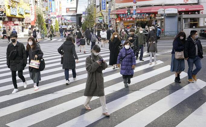 Coronavirus surge in Japan People wearing face masks walk in Tokyo s Shinjuku area on Jan. 4, 2021, amid the coronavirus pandemic. 