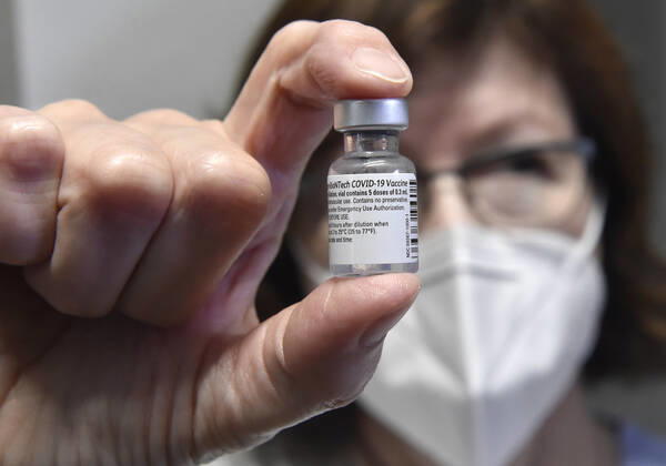 Vaccination against coronavirus continues in the country. It started in Prague and Brno on Sunday, and continues in regions today, January 4, 2021. Photo from the Tomas Bata Regional Hospital in Zlin. (CTKxPhoto DaliborxGluck) CTKPhotoP202101040293501  dg 001