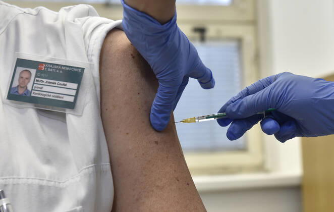 Vaccination against coronavirus continues in the country. It started in Prague and Brno on Sunday, and continues in regions today, January 4, 2021. Photo from the Tomas Bata Regional Hospital in Zlin. (CTKxPhoto DaliborxGluck) CTKPhotoP202101040293801  dg 002