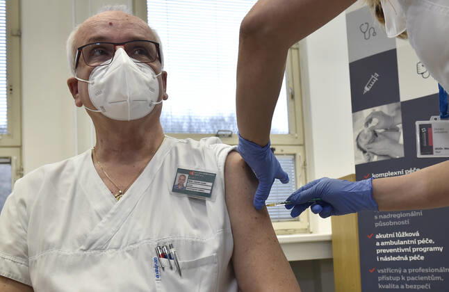 Vaccination against coronavirus continues in the country. It started in Prague and Brno on Sunday, and continues in regions today, January 4, 2021. Photo from the Tomas Bata Regional Hospital in Zlin. (CTKxPhoto DaliborxGluck) CTKPhotoP202101040294301  dg 003