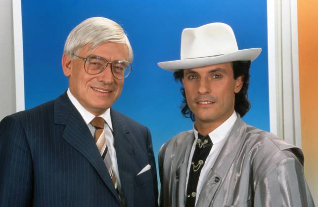 NDR Talkshow anniversary NDR Talkshow, 10 anniversary of the talk show from Hamburg, broadcast from 27 June 1989, talk guest Federal Post Minister Christian Schwarz Schilling with singer Peter Schilling with hat, Hamburg Hamburg Germany Copyright: FrankxHempel Nur redaktionelle Nutzung. Editorial usage only. UnitedArchives19516443_05 EDITORIAL USE ONLY
