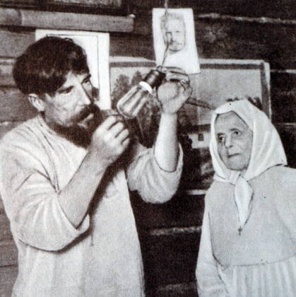 Igniting the first Ilyich (Ilyich is Lenin s patronymic) lightbulbs. the Ilyich lamp was a household incandescent lamp with a socket freely hanging from the ceiling without any shade. It was invented by Russian scientist and engineer Aleksandr Lodygin. In Soviet Russia used the same device under a different name: The Ilyich lamp. Copyright: WorldxHistoryxArchive 917_05_WHA_153_0024