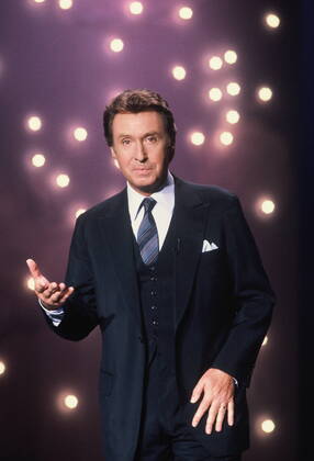 Peter Alexander at a TV appearance in the show we congratulate on 06 10 1985