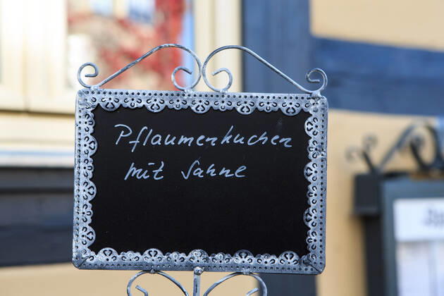 Wernigerode, Germany 14 15 October 2019 Wernigerode Castle October 2019 sign with inscription at the castle, plum cake with cream, feature icon symbol photo characteristic detail Oberharz Saxony Anhalt Copyright: xFotostandx xGelhotx
