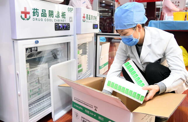 (210107) -- BEIJING, Jan. 7, 2021 -- A medical worker prepares for the COVID-19 vaccination at a temporary vaccination site in Haidian District of Beijing, capital of China, Jan. 6, 2021. ) CHINA-BEIJING-COVID-19-VACCINATION (CN) RenxChao
