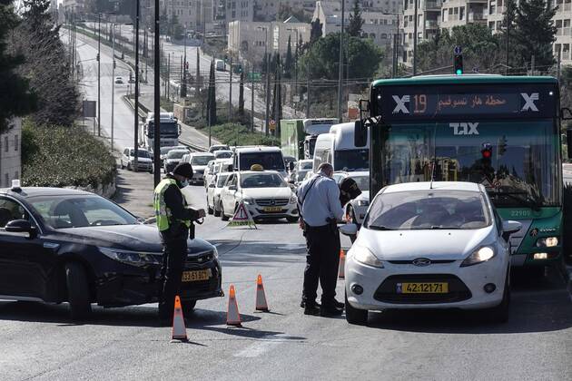 January 8, 2021, Jerusalem, Israel: Policemen deploy a checkpoint monitoring drivers and traffic as they enforce a 3rd nationwide COVID-19 lockdown which began at midnight 7th January, 2021. Jerusalem Israel - ZUMAa126 20210108_zap_a126_003 Copyright: xNirxAlonx