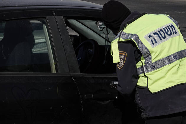 January 8, 2021, Jerusalem, Israel: Policemen deploy a checkpoint monitoring drivers and traffic as they enforce a 3rd nationwide COVID-19 lockdown which began at midnight 7th January, 2021. Jerusalem Israel - ZUMAa126 20210108_zap_a126_007 Copyright: xNirxAlonx