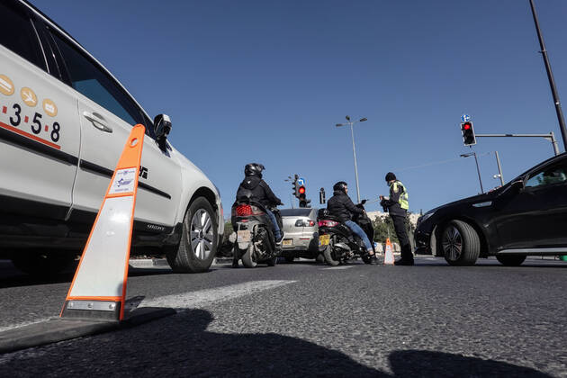 January 8, 2021, Jerusalem, Israel: Policemen deploy a checkpoint monitoring drivers and traffic as they enforce a 3rd nationwide COVID-19 lockdown which began at midnight 7th January, 2021. Jerusalem Israel - ZUMAa126 20210108_zap_a126_009 Copyright: xNirxAlonx