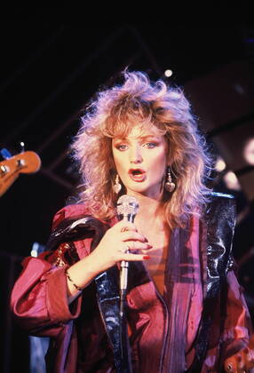 The singer Bonnie Tyler at a TV appearance on 12 01 1986