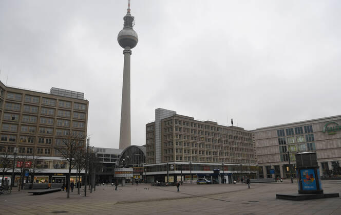 Berlin in the phase of the coronavirus crisis, in the picture empty Alexanderplatz, behind Fernsehturm, 08 01 2021, Copyright: xSebastianxRäppoldx xMatthiasxKox