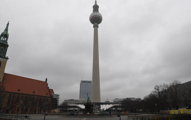 Berlin in the phase of the Coronavirus crisis, in the picture empty city hall forecourt with Neptunbrunnen, behind television tower, 08 01 2021, Copyright: xSebastianxRäppoldx xMatthiasxKox