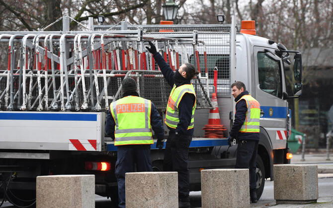 Berlin in the phase of the coronavirus crisis, in the picture policemen build up barriers at the Reichstag, 08 01 2021, Copyright: xSebastianxRäppoldx xMatthiasxKox