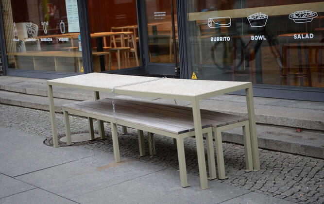 Berlin in the phase of the coronavirus crisis, in the picture empty tables and benches in front of a closed restaurant, 08 01 2021, Copyright: xSebastianxRäppoldx xMatthiasxKox