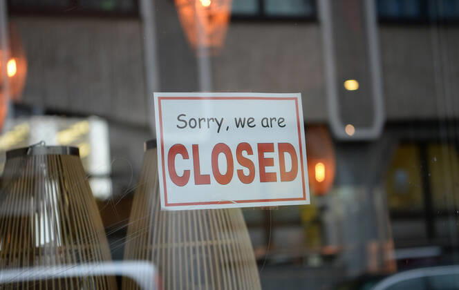 Berlin in the phase of the coronavirus crisis, in the picture sign in the window of a closed restaurant, Sorry, we are CLOSED, 08 01 2021, Copyright: xSebastianxRäppoldx xMatthiasxKox